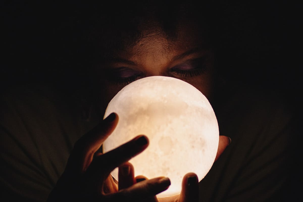 Come può la luna piena può influire sul tuo sonno