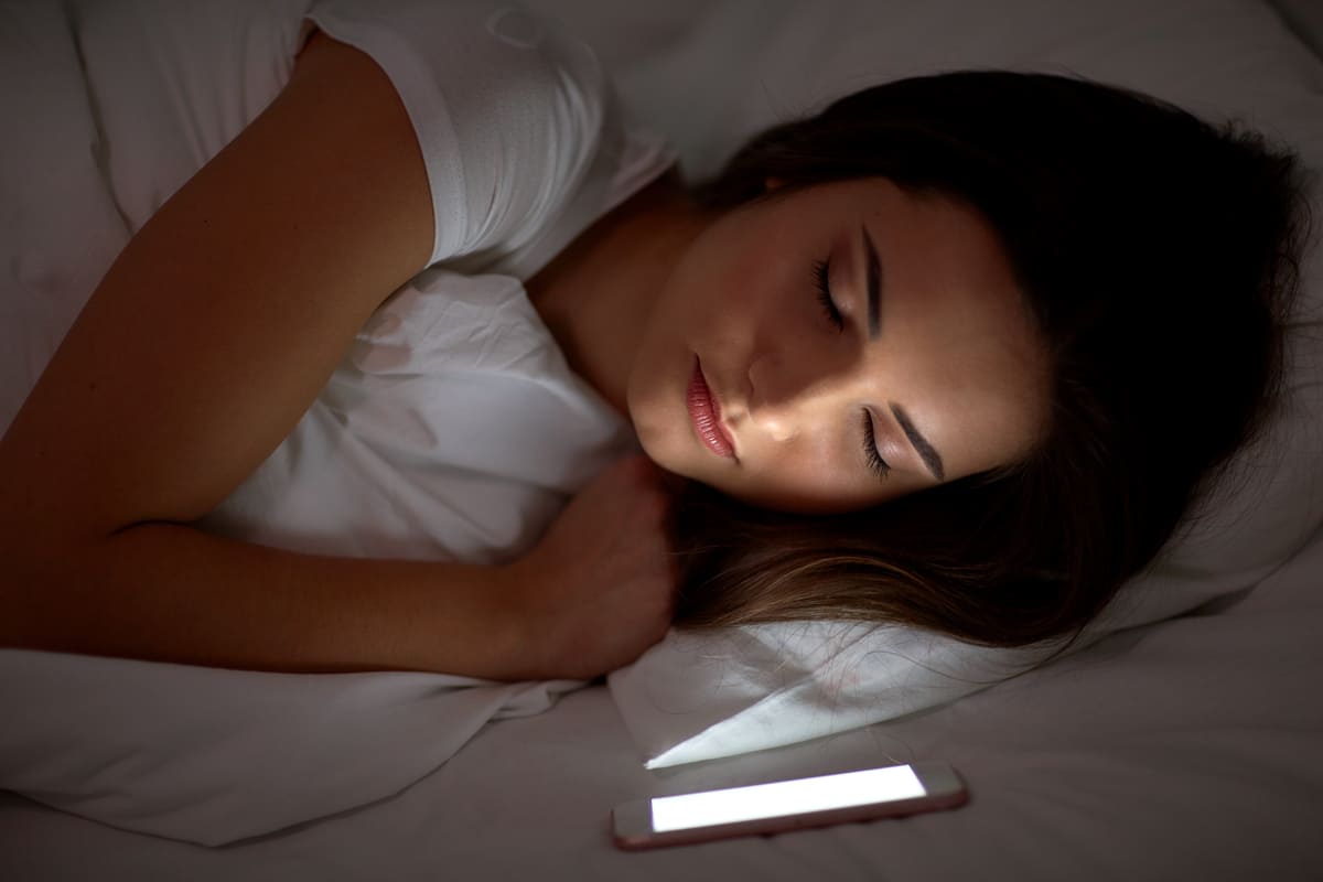 Dormire col telefono vicino