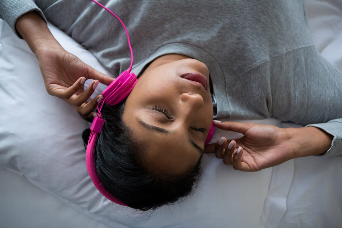 Il silenzio o rumori meccanici: cosa ti aiuta a dormire felice?