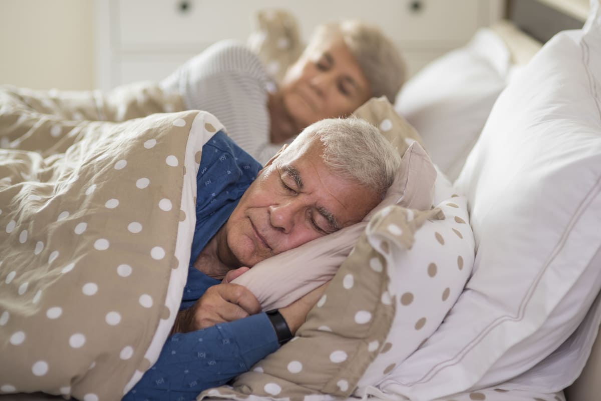suggerimento di riposo per gli anziani per dormire meglio