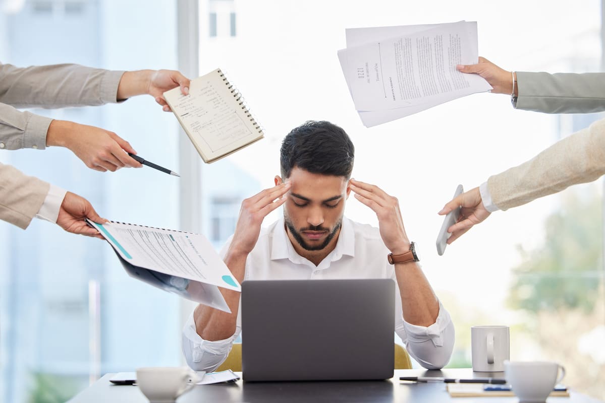 Come la perdita di sonno può creare discussioni a lavoro