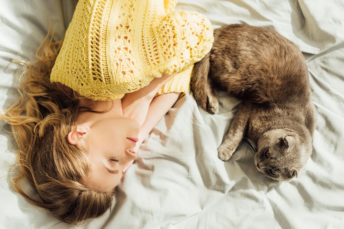 benefici di dormire con il tuo amico a quattro zampe