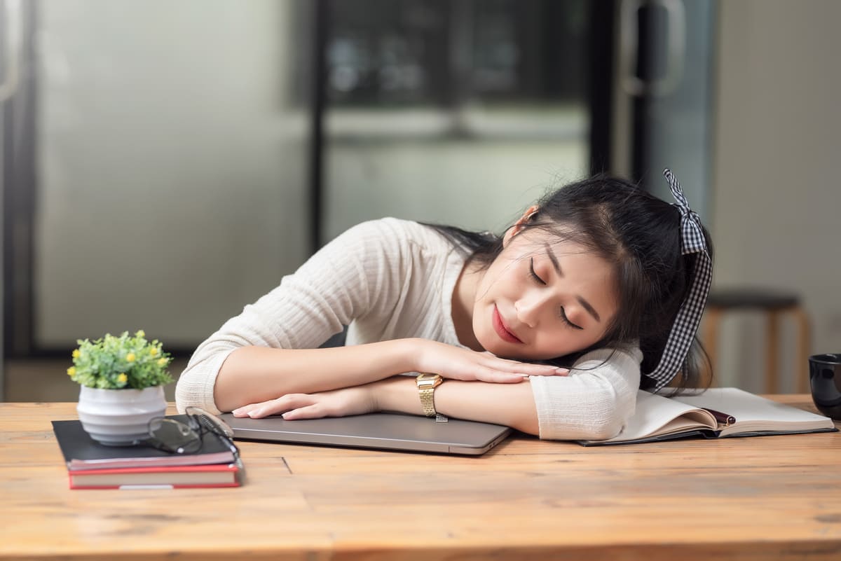 Inemuri l'arte del dormire a lavoro in Giappone