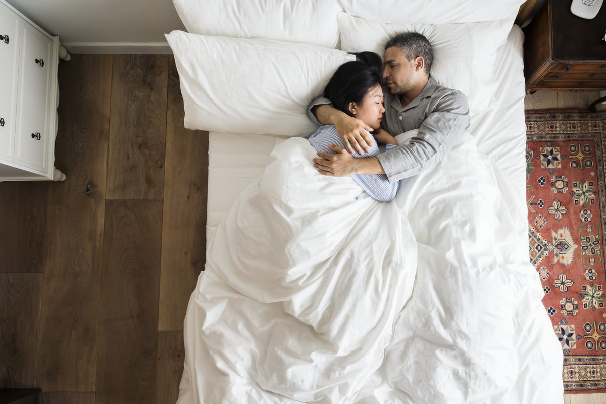 migliori 4 posizioni per dormire abbracciati