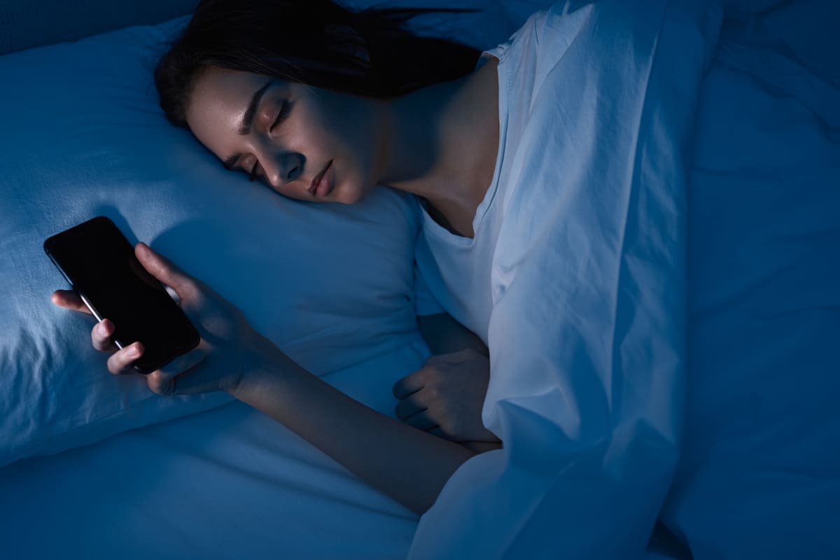 quanto tenere lontano il telefono mentre dormi