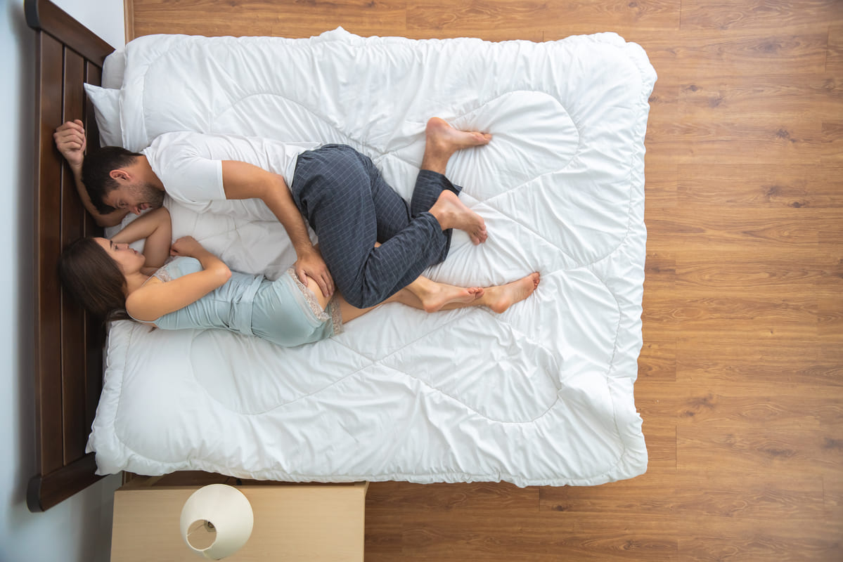 La posizione del sonno perfetta per le coppie innamorate a San Valentino