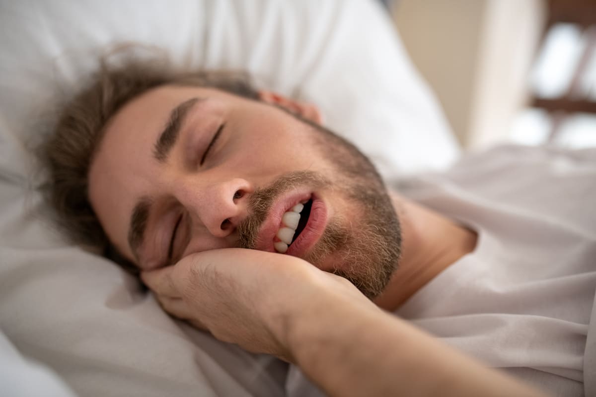 Bruxismo notturno: perché digrigni i denti mentre dormi